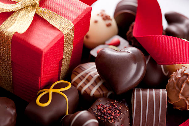 rebuçados de chocolate e uma caixa de oferta - chocolate candy gift package chocolate imagens e fotografias de stock