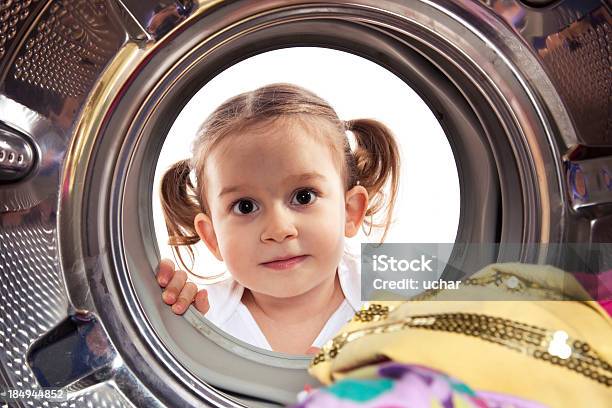 Маленькая Девочка Глядя В Стиральная Машина — стоковые фотографии и другие картинки Ребёнок - Ребёнок, Machinery, Девочки