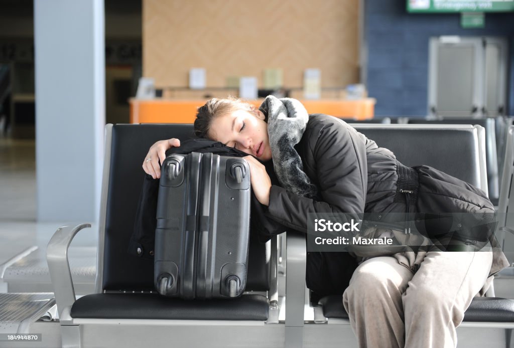 Усталый пассажир - Стоковые фото Аэропорт роялти-фри