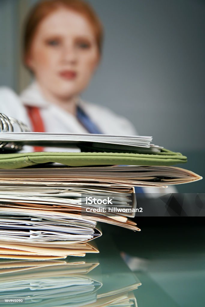 Jeune médecin avec des fichiers - Photo de 20-24 ans libre de droits