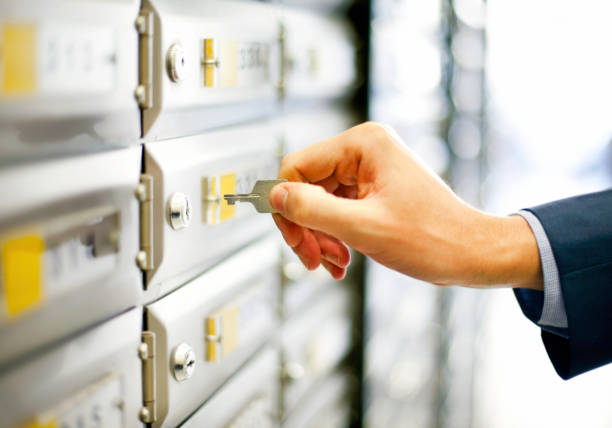 man opening mailbox - 銀行保管箱 個照片及圖片檔