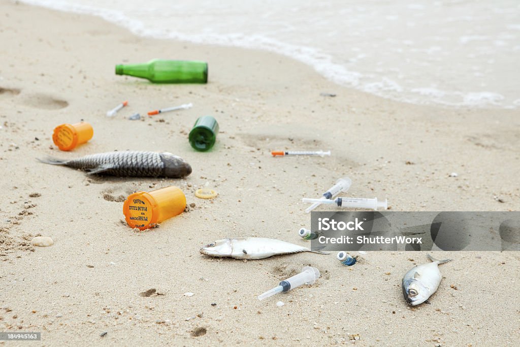 Zanieczyszczenia na plaży - Zbiór zdjęć royalty-free (Szkło)