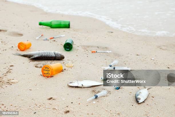 Zanieczyszczenia Na Plaży - zdjęcia stockowe i więcej obrazów Szkło - Szkło, Ścieki, Bez ludzi