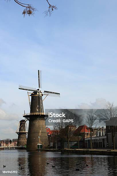 Antigo Moinho De Vento A Europa - Fotografias de stock e mais imagens de  Moinho de vento - Moinho de vento, Turbina Eólica, Cultura Holandesa -  iStock