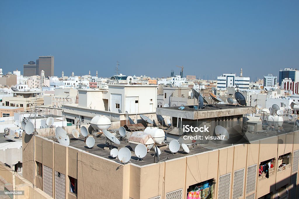 Racimo de platos de televisión vía satélite - Foto de stock de Arabia libre de derechos