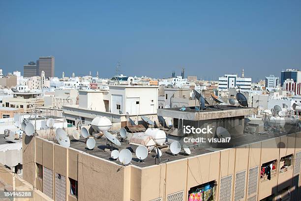 Racimo De Platos De Televisión Vía Satélite Foto de stock y más banco de imágenes de Arabia - Arabia, Etnias de Asia Occidental, Radio - Electrónica de audio