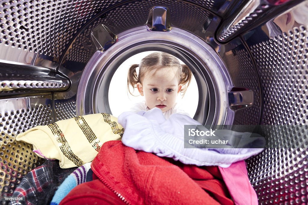 Kleines Mädchen auf der Suche in der Waschmaschine reinigen - Lizenzfrei Kind Stock-Foto