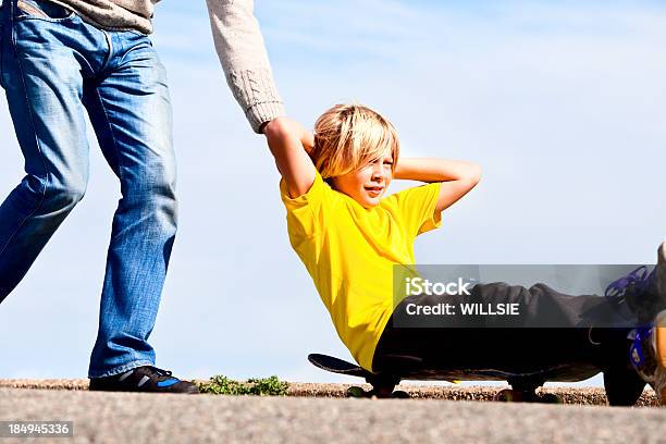 Feliz Padre Punto Son A Lo Largo De Su Viaje Foto de stock y más banco de imágenes de Monopatín - Artículos deportivos - Monopatín - Artículos deportivos, Pronosticar, 10-11 años