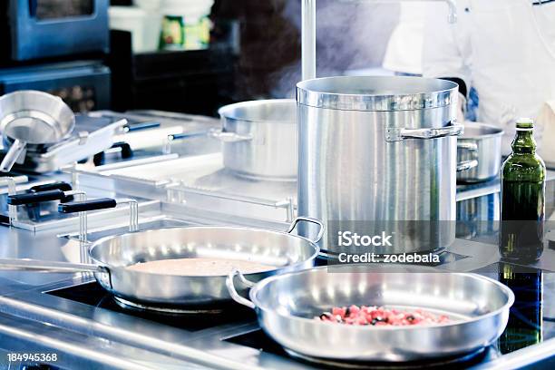 Foto de Cozinha De Restaurante e mais fotos de stock de Adulto - Adulto, Almoço, Branco