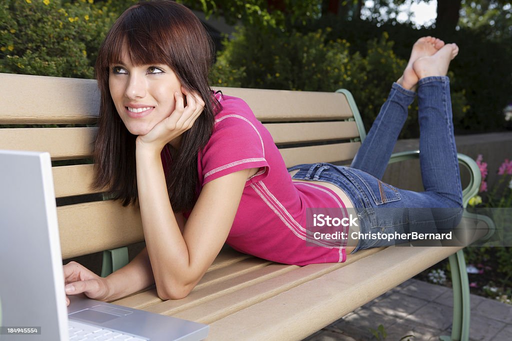Молодая женщина на ее ноутбука - Стоковые фото Босиком роялти-фри