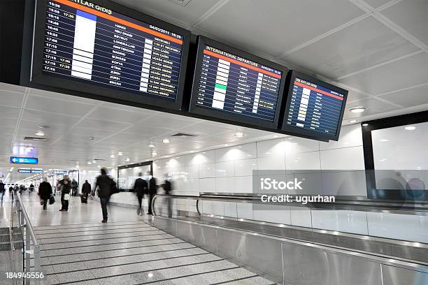 Painéis De Informação - Fotografias de stock e mais imagens de Aeroporto - Aeroporto, Chegada, Dentro