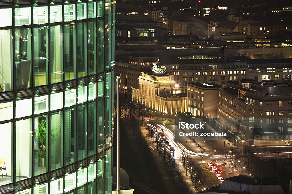 Uffici aziendali e porta di Brandeburgo a Berlino - Foto stock royalty-free di Berlino - Germania