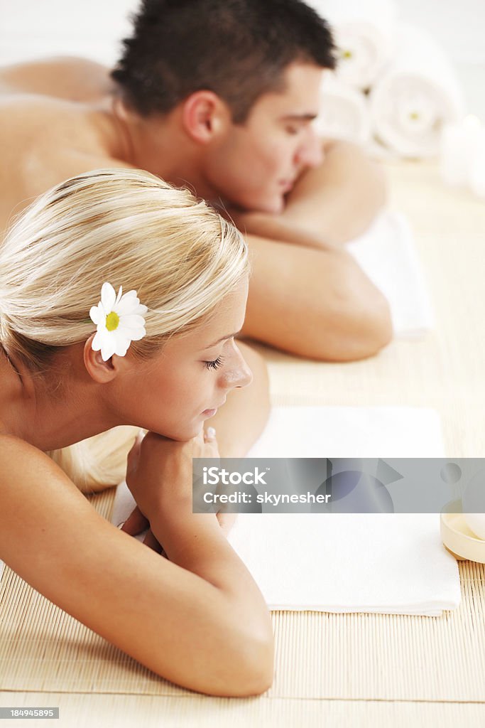 Giovane coppia godendo di sé presso il centro benessere. - Foto stock royalty-free di Massaggiare