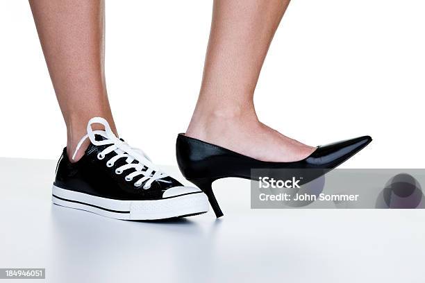 Mujer Usando Un Zapato De Vestir Y Sneaker Foto de stock y más banco de imágenes de Vestirse formal - Vestirse formal, Vestimenta informal, Relajación
