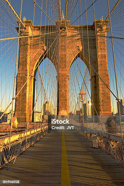 Puente De Brooklyn En La Puesta De Sol Foto de stock y más banco de imágenes de Aire libre - Aire libre, Arquitectura, Brooklyn - Nueva York