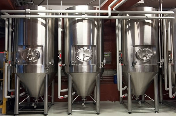 tanques de fermentación de un micro cervecería - empty brewery fotografías e imágenes de stock