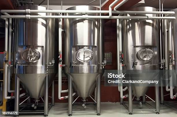 Foto de Tanques De Fermentação Em Um Micro Cervejaria e mais fotos de stock de Fermentar - Fermentar, Tanque de Armazenamento, Cervejaria