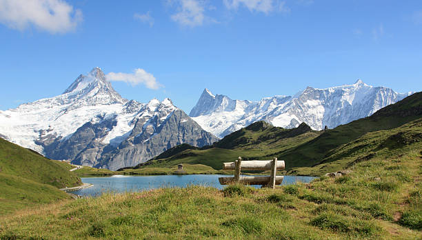 banc dans les montagnes - berne alps photos et images de collection