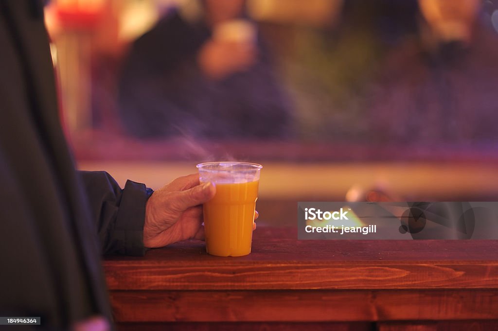 Boisson à air chaud épicé au feu de bois - Photo de Activités après le ski libre de droits