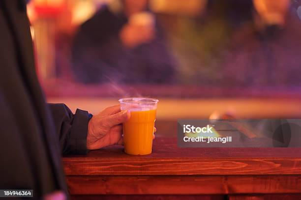Spiced Quente Bebida Em Madeira De Fogo Ao Ar Livre - Fotografias de stock e mais imagens de Atividades depois de esquiar