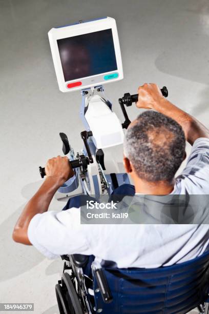 노인 남자 물리저 요법이란 운동장비 60-64세에 대한 스톡 사진 및 기타 이미지 - 60-64세, 60-69세, 건강관리와 의술
