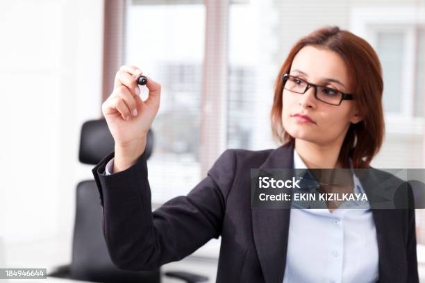 Foto de Mulher De Negócios Desenho e mais fotos de stock de Acessório ocular - Acessório ocular, Adulto, Apresentação - Discurso