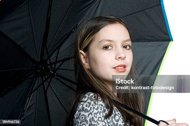 Kleines Mädchen Unter Einem Schwarzen Regenschirm Stockfoto und mehr Bilder von 10-11 Jahre - 10-11 Jahre, Bildkomposition und Technik, Braunes Haar