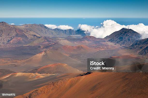 Photo libre de droit de Haleakala Crater Volcano Île De Maui À Hawaï banque d'images et plus d'images libres de droit de Bizarre - Bizarre, Ciel, Colline