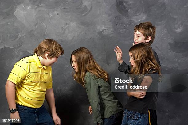 Ragazzo E Ragazza Lotta - Fotografie stock e altre immagini di Adolescente - Adolescente, Adolescenza, Amicizia