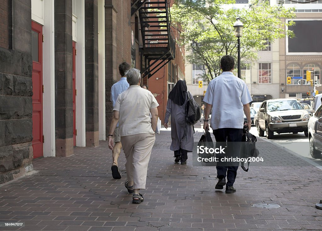 Люди на тротуар - Стоковые фото Автомобиль роялти-фри