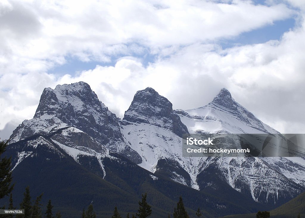 Three Sisters, em um dia nublado Montanhas Rochosas - Foto de stock de Alberta royalty-free