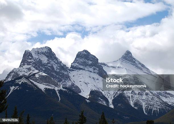 Foto de Three Sisters Em Um Dia Nublado Montanhas Rochosas e mais fotos de stock de Alberta