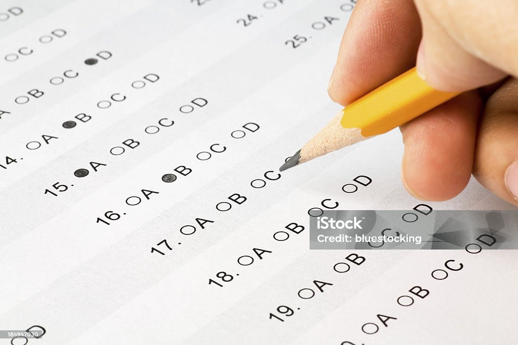 Crayon organisés sur une plusieurs choix un examen - Photo de Examen libre de droits