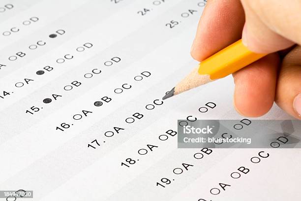 연필 헬드형 통해 다문항 선택 검사 시험에 대한 스톡 사진 및 기타 이미지 - 시험, 성격 검사, 일과