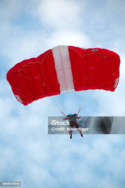 Doskonałe Descent - zdjęcia stockowe i więcej obrazów Osłona kabiny pilota - Osłona kabiny pilota, Samolot, Spadochron