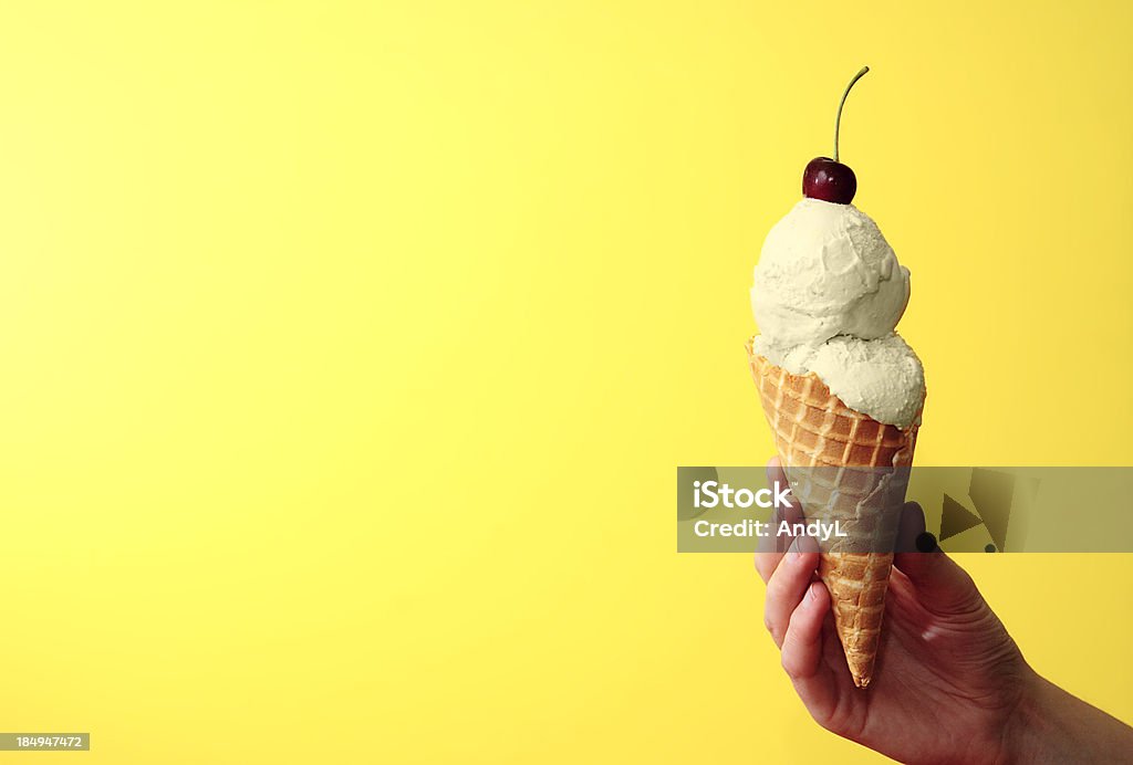 Французский Ванильное мороженое с Cherry на желтый - Стоковые фото Черешня роялти-фри