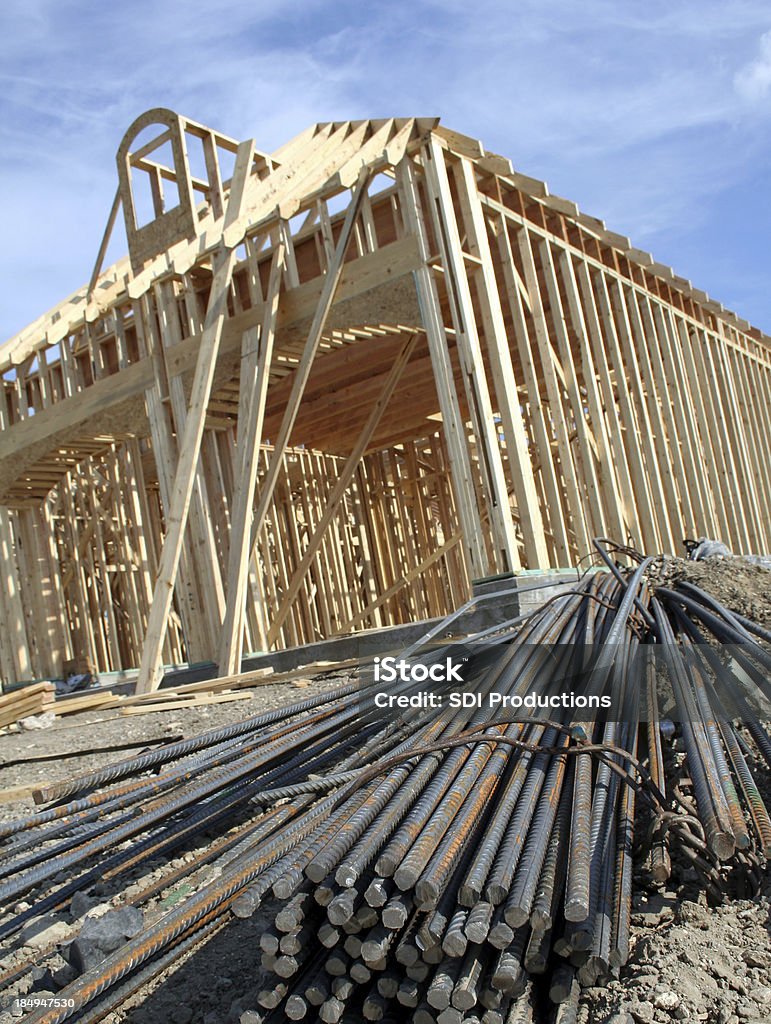 Rebar que conduce a casa edificio - Foto de stock de Abierto libre de derechos