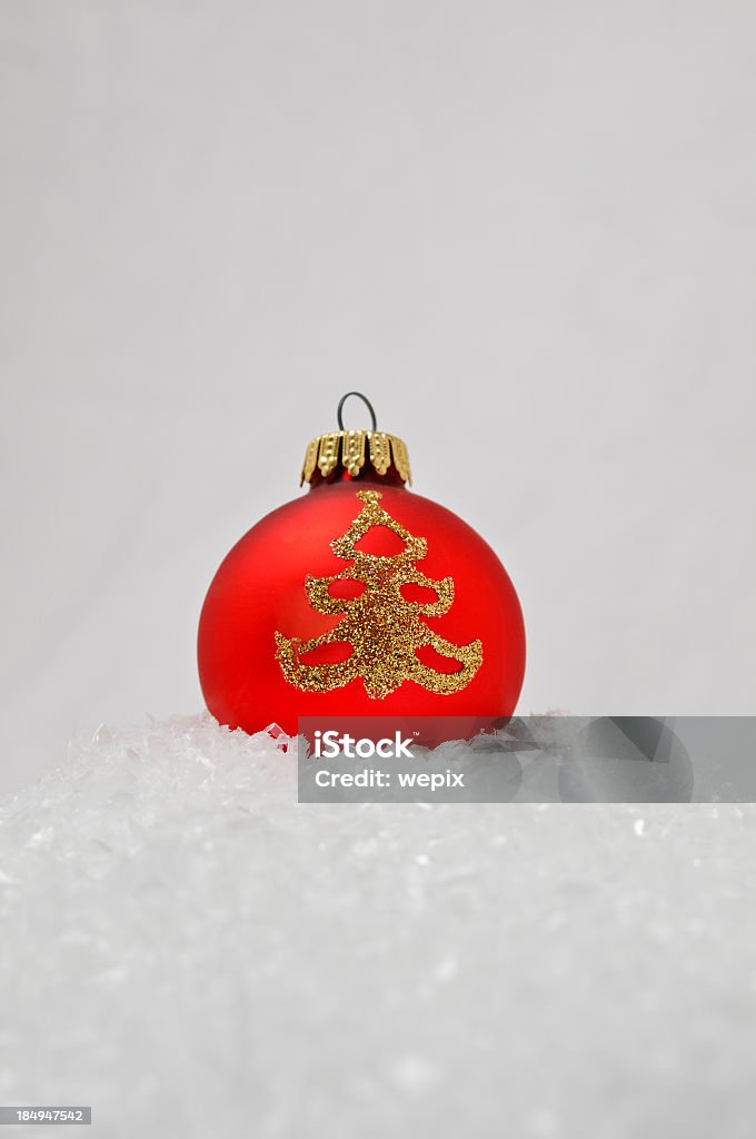 Arbre de Noël avec boule rouge, or ornement, mettez-vous dans la neige - Photo de Blanc libre de droits