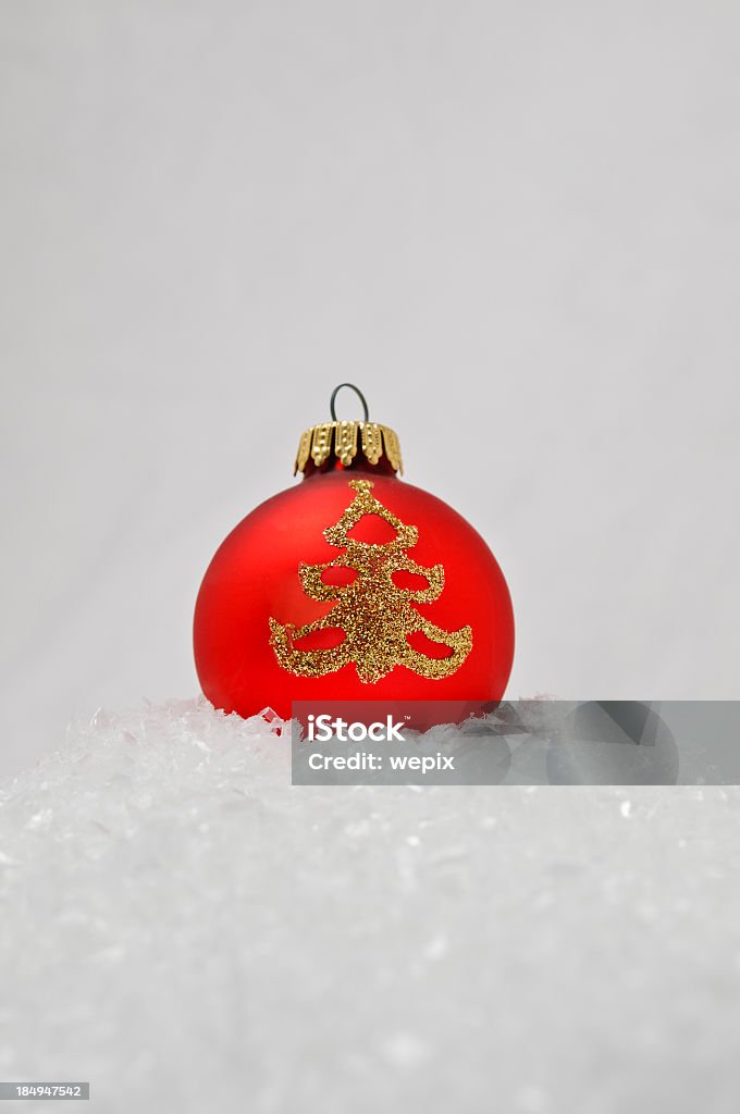 레드 크리스마스 트리 볼, 골든 장식, 시공 있는 인공눈 - 로열티 프리 0명 스톡 사진