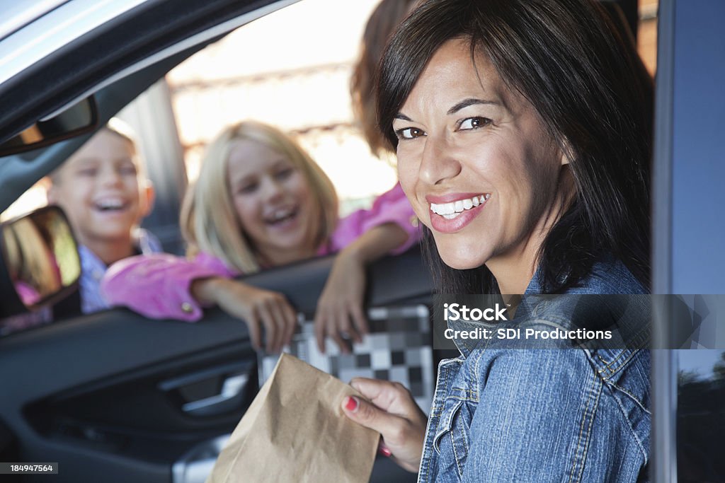 Mutter in Auto laden Ihre Kinder zur Schule - Lizenzfrei Bildung Stock-Foto