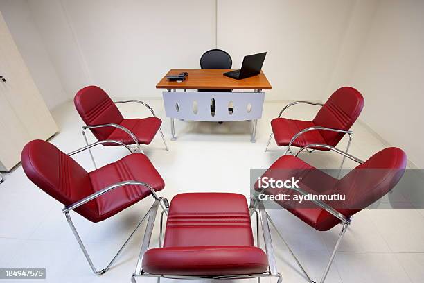 Sala De Reuniones Foto de stock y más banco de imágenes de Saludar - Saludar, Trabajo en equipo, A la moda