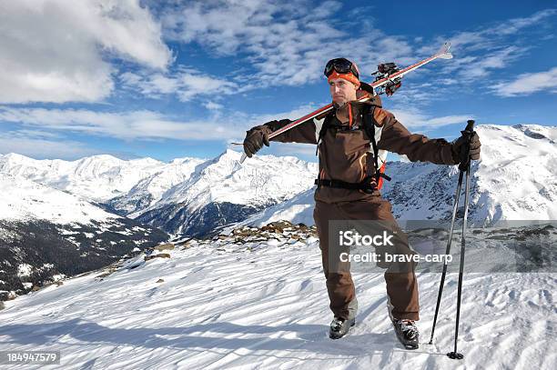 Esquiador De Pé No Topo Das Neves - Fotografias de stock e mais imagens de 30-39 Anos - 30-39 Anos, Adulto, Adulto de idade mediana