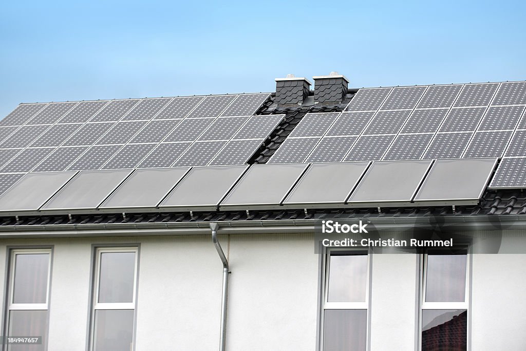 Solarkollektoren und thermal-Sammler auf dem Dach - Lizenzfrei Baugewerbe Stock-Foto