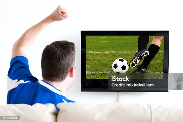 Tv로 축구 시청 메트로폴리스 소파 경쟁에 대한 스톡 사진 및 기타 이미지 - 경쟁, 축구, 텔레비전