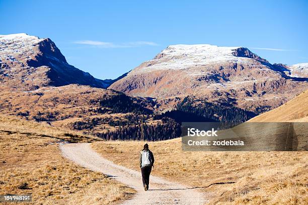 Montanha Caminhada Nas Montanhas Dolomitas - Fotografias de stock e mais imagens de Adulto - Adulto, Alpes Europeus, Andar