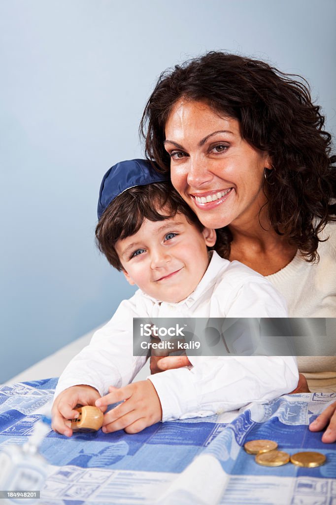 Little boy with madre celebrar Janucá - Foto de stock de Judaísmo libre de derechos