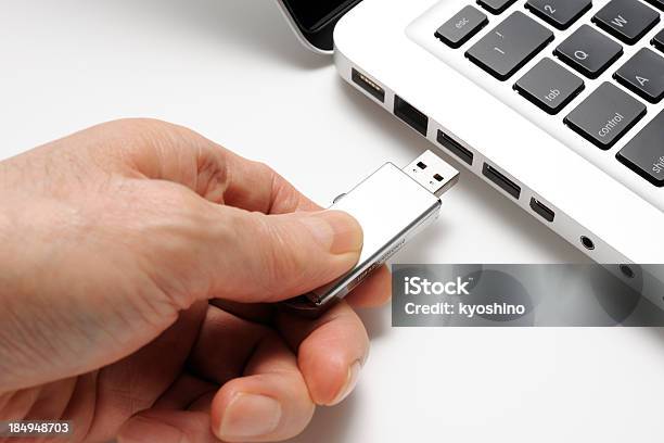 絶縁ショットのコネクティングルームの Usb フラッシュドライブに白背景 - USBスティックのストックフォトや画像を多数ご用意 - USBスティック, USBケーブル, ノートパソコン