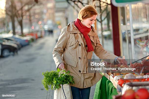 Die Shopper Mit Einem Wiederverwendbaren Lebensmitteltasche Stockfoto und mehr Bilder von 25-29 Jahre