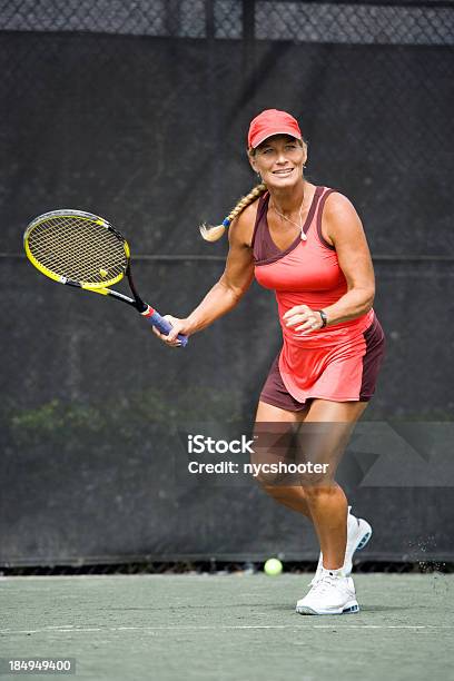 Foto de Mulher Madura Jogador De Tênis e mais fotos de stock de Tênis - Esporte de Raquete - Tênis - Esporte de Raquete, Mulheres, Tenista