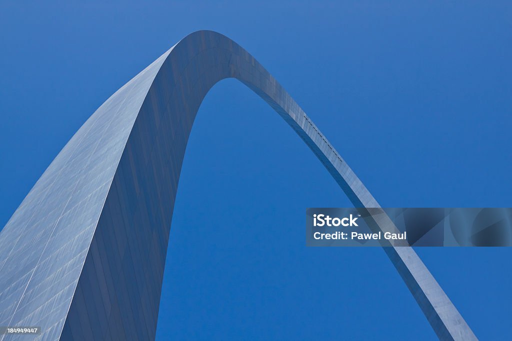 Olhando para o Gateway Arch em St. Louis - Foto de stock de Arco - Característica arquitetônica royalty-free